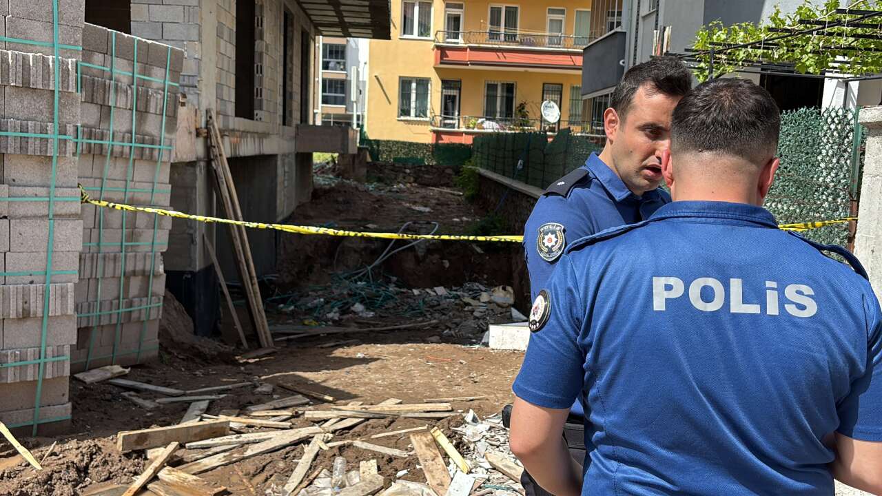 İnşaattan düşen işçinin sırtına demir saplandı! Durumu ağır 8